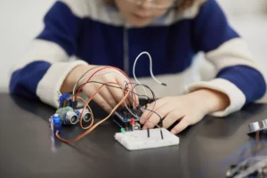 Student working on microcontroller circuit – STEM career orientation at JBZ Jena